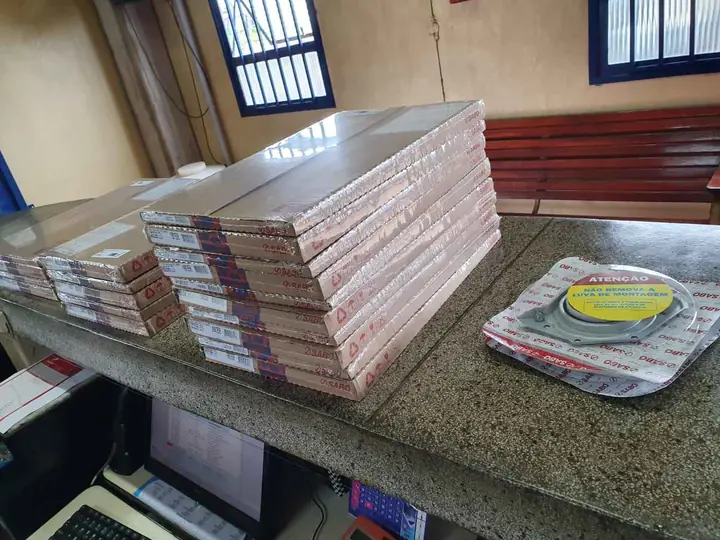 Pilha de jogos de juntas SABÓ sobre o balcão de granito, com um retentor embalado ao lado
